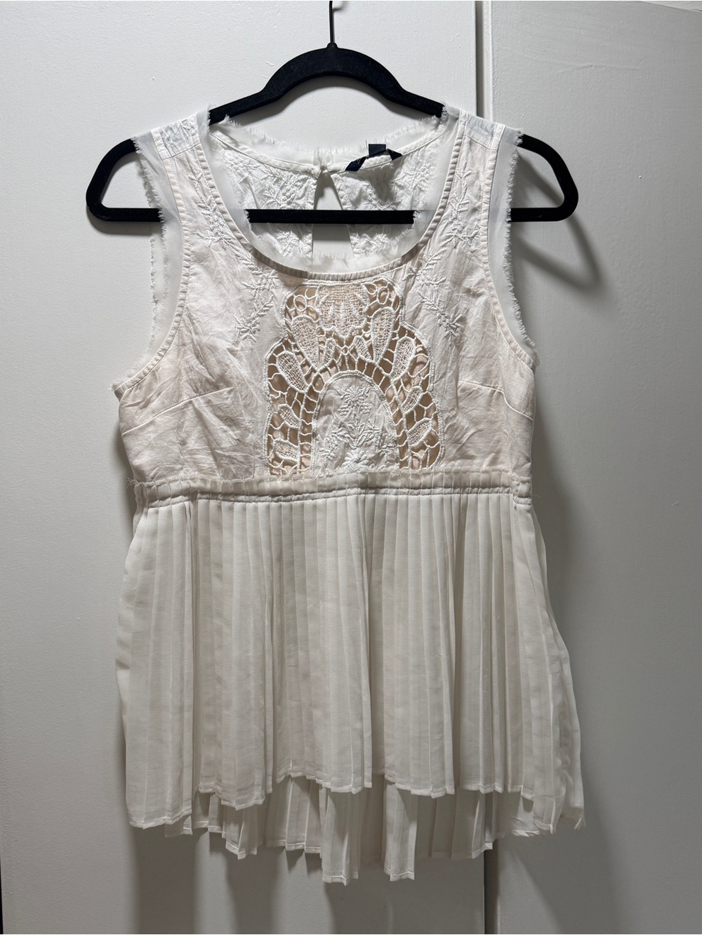 American Eagle Outfitters Cream Lace Pleated Sleeveless Camisole